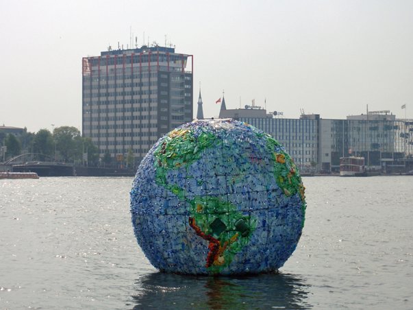 Plastic wereldbol in het IJ