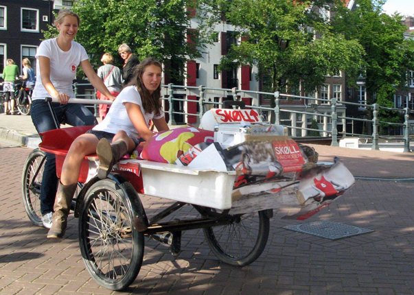 Amstel: de meisjes op de bakfiets