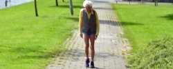 Een oude man in korte broek