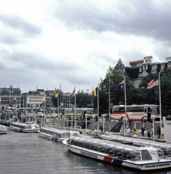Retrofoto: 1986, Toeristenbussen op de Prins Hendrikkade