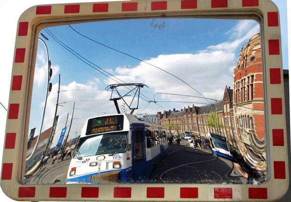 Spiegelbeeld met trams