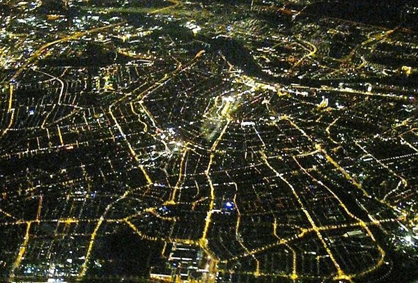 Amsterdam bij avond, vanuit de lucht