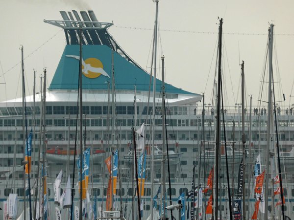Noord: Cruiseschip passeert Amsterdam Marina