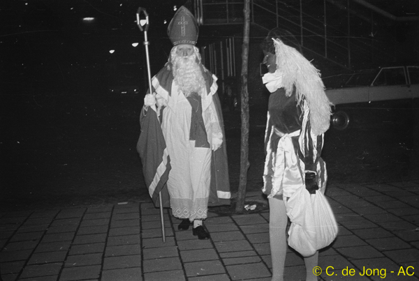 Retrofoto: 1968 - Sinterklaas in Overtoomseveld