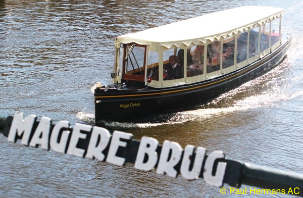 Magere boot nadert Magere Brug