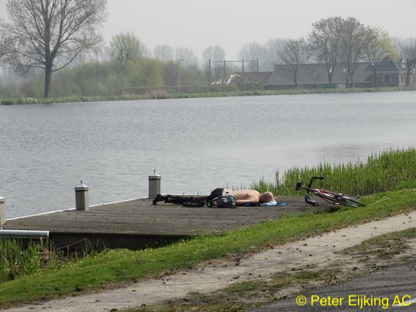Zonnebad aan de Amstel