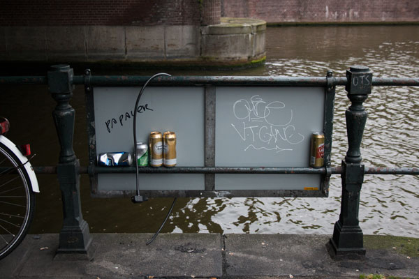 Fiets en bierblikken