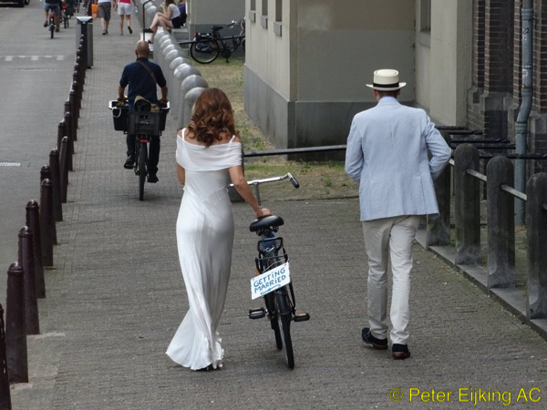 Bruidspaar met fiets